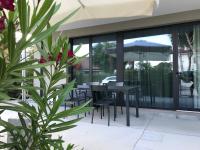 Patio alebo iná vonkajšia časť ubytovania Villa Alcova