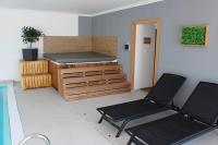 ein leeres Zimmer mit einem Stuhl und einem Waschbecken in der Unterkunft Kék Lagúna Panzió in Dombrád