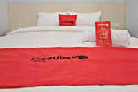 RedDoorz CBD Polonia Medanにあるベッド