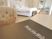 una sala de estar con una cama y una mesa en Fuchs&#39;sche Mühle, en Weinheim