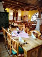 Restaurant o un lloc per menjar a Hotel u Špejcharu