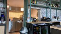 una cocina con encimera y refrigerador en B&B Herberg Foestrum, en Westergeest