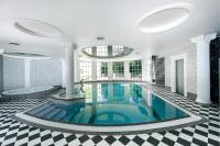 Bazén v ubytovaní Hotel Stary Zdrój alebo v jeho blízkosti