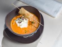 un tazón de sopa con un trozo de comida. en Tennenwirt Hotel, en Söll