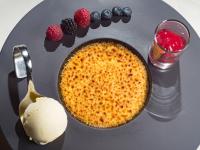 Una mesa cubierta con un pastel y un vaso de agua. en Tennenwirt Hotel, en Söll