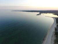 - une vue aérienne sur l&#39;océan et la plage dans l&#39;établissement Camping de Keranterec, à La Forêt-Fouesnant