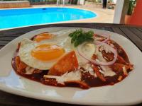 ein Teller mit Essen und einem Ei darauf in der Unterkunft Jardín Mérida in Mérida