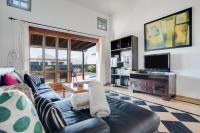 A television and/or entertainment centre at Casa Violeta