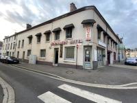 un edificio al costado de una calle en Hotel Normandy, en Dreux