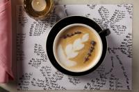 Una taza de café negro sobre una mesa con escritura. en Hotel Indigo El Paso Downtown by IHG, en El Paso