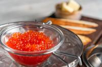 イヴァーノ・フランキーウシクにあるGrand Hotel Roxolanaのテーブルの上に赤いソースが入ったガラスのボウル