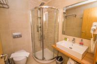 Koupelna v ubytování Grand TheoNi Boutique Hotel & Spa