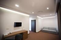 Televízia a/alebo spoločenská miestnosť v ubytovaní Hotel Rubin