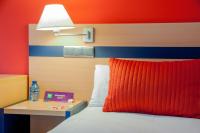 Postel nebo postele na pokoji v ubytování Ibis Styles Zaragoza Ramiro I