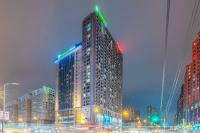 un edificio alto en una ciudad por la noche en Holiday Inn Express Anshan Downtown by IHG, en Anshan
