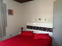 a bedroom with a red bed with a red blanket at Casa com Piscina Paraty in Paraty
