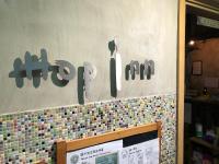 香港にあるHop Innの壁にコーヒーという看板