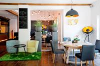 Un comedor con mesa y sillas en Hotel Restaurant Fronmühle 3 Sterne Superior, en Bad Dürkheim