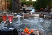 Nápoje v ubytovaní Byblos Luxury Villas Byblos Chateau Villa