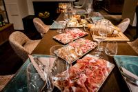 Φαγητό σε αυτό το διαμέρισμα ή κάπου εκεί κοντά