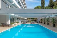 Bazén v ubytovaní Oceanis Beach Hotel alebo v jeho blízkosti