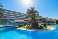 Bazén v ubytovaní Oceanis Beach Hotel alebo v jeho blízkosti