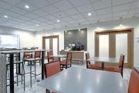 Holiday Inn Express Airport Calgary by IHGにあるテレビまたはエンターテインメントセンター