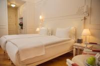 Postel nebo postele na pokoji v ubytování Corinne Art & Boutique Hotel