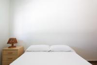 Postel nebo postele na pokoji v ubytování Global Properties, Estudio para parejas con piscina en Canet playa