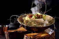 una ciotola di cibo seduta sopra un tavolo di Landhuishotel De Bloemenbeek a De Lutte