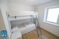 Łóżko lub łóżka w pokoju w obiekcie Trentino Apartments - Casa ai Tolleri