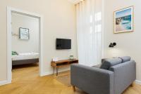 Telewizja i/lub zestaw kina domowego w obiekcie Apartments Warsaw Targowa by Noclegi Renters