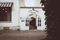 a white building with an entrance to a hotel at Hotell Villa Borgen in Visby