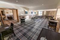 een restaurant met tafels en stoelen in een kamer bij Castletown Hotel in Castletown