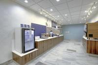 Holiday Inn Express Airport Calgary by IHGにあるキッチンまたは簡易キッチン