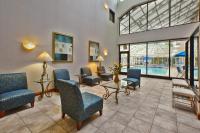 Holiday Inn Express Hotel & Suites - Belleville Area by IHGの敷地内または近くにあるプール