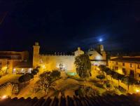 Una vista de un edificio de noche con luces. en B&amp;B La Atalaya, en Olite