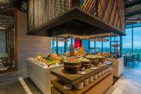 Un buffet en un hotel con comida en exposición. en Holiday Inn Resort Vana Nava Hua Hin, an IHG Hotel, en Hua Hin