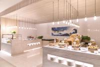 ラヨーンにあるホリデイ イン ＆ スイーツ ラヨーン シティ センターのデザートカウンターとシャンデリアのあるロビー