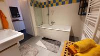 A bathroom at Wiener Maisonette mit Terrasse