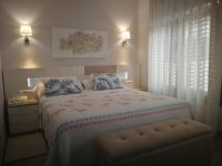 Posteľ alebo postele v izbe v ubytovaní Apartamentos Playa Compostela