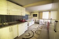 Kuchyň nebo kuchyňský kout v ubytování HOME YiRMİ İKİ