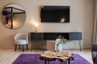 Televízia a/alebo spoločenská miestnosť v ubytovaní Oliven- & Genusshotel Hirzer