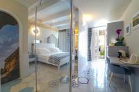 una habitación de hotel con una cama y un baño en Franco&#39;s House Tropea, en Tropea