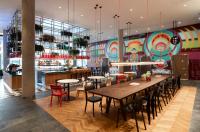 Ein Restaurant oder anderes Speiselokal in der Unterkunft citizenM Seattle South Lake Union 