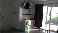 TV a/nebo společenská místnost v ubytování Los Arcos 304, Puerto del Carmen Lanzarote