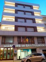un edificio con un coche aparcado delante en Hotel Marqués de Santillana, en Torrelavega