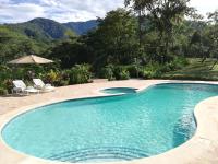 una piscina con vistas a la montaña en Hacienda Mil Bellezas - Private 40ha Jungle Reserve, en Quepos