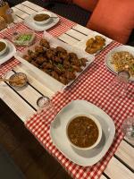 un tavolo con piatti di cibo e una ciotola di zuppa di La Casa Verde Butik Otel a Smirne