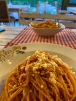 un piatto di spaghetti al formaggio su un tavolo di La Casa Verde Butik Otel a Smirne